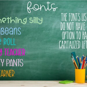 Pu&ograve; includere: Uno sfondo a lavagna verde che mostra un elenco di nomi di caratteri in vari colori: something silly, TALL BEANS, HONOR ROLL, TRENDY TEACHER, SMARTY PANTS e LITTLE LEARNER. Il testo recita: THE FONTS LISTED DO NOT HAVE THE OPTION TO HAVE CAPITALIZED LETTERS.