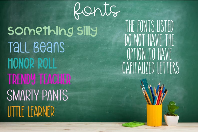 Pu&ograve; includere: Uno sfondo a lavagna verde che mostra un elenco di nomi di caratteri in vari colori: something silly, TALL BEANS, HONOR ROLL, TRENDY TEACHER, SMARTY PANTS e LITTLE LEARNER. Il testo recita: THE FONTS LISTED DO NOT HAVE THE OPTION TO HAVE CAPITALIZED LETTERS.