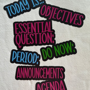 Puede incluir: Una colecci&oacute;n de pegatinas troqueladas con texto sobre el aula en varios colores. Las frases incluyen TODAY IS, OBJECTIVES, ESSENTIAL QUESTION, DO NOW, PERIOD, ANNOUNCEMENTS y AGENDA, todas con un borde negro y letras vibrantes.