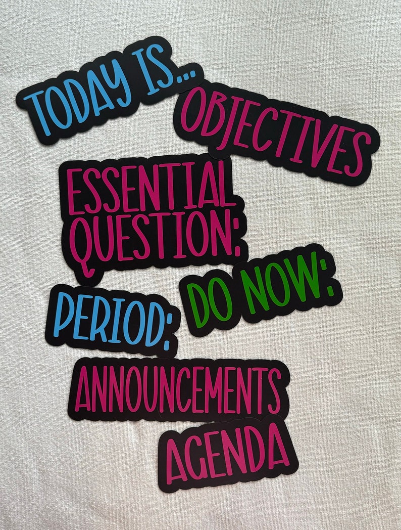 Puede incluir: Una colecci&oacute;n de pegatinas troqueladas con texto sobre el aula en varios colores. Las frases incluyen TODAY IS, OBJECTIVES, ESSENTIAL QUESTION, DO NOW, PERIOD, ANNOUNCEMENTS y AGENDA, todas con un borde negro y letras vibrantes.