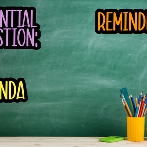 Puede incluir: Un fondo de pizarra verde con el texto ESSENTIAL QUESTION en morado, REMINDERS en naranja y AGENDA en amarillo. Un portal&aacute;pices amarillo contiene varios l&aacute;pices de colores y una regla azul, junto a una calculadora verde y una planta.