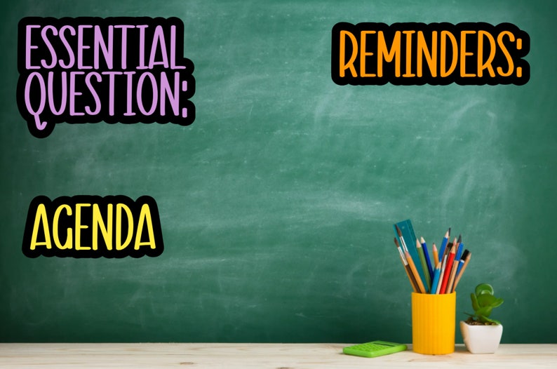 Puede incluir: Un fondo de pizarra verde con el texto ESSENTIAL QUESTION en morado, REMINDERS en naranja y AGENDA en amarillo. Un portal&aacute;pices amarillo contiene varios l&aacute;pices de colores y una regla azul, junto a una calculadora verde y una planta.