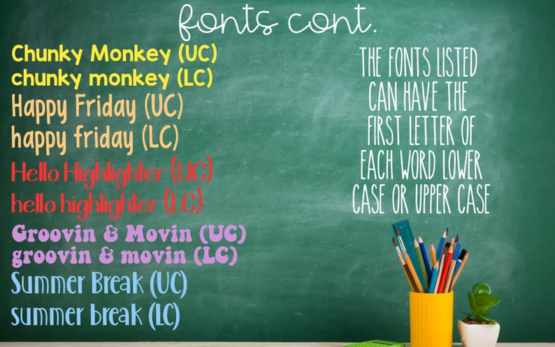Pu&ograve; includere: Uno sfondo a lavagna verde mostra un elenco di nomi di caratteri in vari colori, tra cui giallo, arancione, rosso, viola e blu. Il testo recita: fonts cont., Chunky Monkey, Happy Friday, Hello Highlighter, Groovin & Movin, Summer Break e istruzioni.