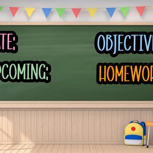 Puede incluir: Una pizarra verde con marco de madera y banderines coloridos encima. La pizarra muestra el texto DATE: en rosa, OBJECTIVES: en azul, UPCOMING: en verde claro y HOMEWORK: en naranja. Debajo hay una mochila, una silla y un bal&oacute;n de f&uacute;tbol.