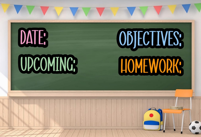 Puede incluir: Una pizarra verde con marco de madera y banderines coloridos encima. La pizarra muestra el texto DATE: en rosa, OBJECTIVES: en azul, UPCOMING: en verde claro y HOMEWORK: en naranja. Debajo hay una mochila, una silla y un bal&oacute;n de f&uacute;tbol.