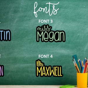 Puede incluir: Una pizarra verde con la palabra "fonts" escrita en cursiva blanca en la parte superior. Se muestran cuatro fuentes diferentes con nombres escritos en diferentes colores. Las fuentes est&aacute;n etiquetadas como "FONT 1", "FONT 2", "FONT 3" y "FONT 4".
