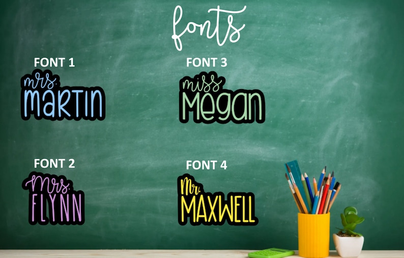 Puede incluir: Una pizarra verde con la palabra "fonts" escrita en cursiva blanca en la parte superior. Se muestran cuatro fuentes diferentes con nombres escritos en diferentes colores. Las fuentes est&aacute;n etiquetadas como "FONT 1", "FONT 2", "FONT 3" y "FONT 4".