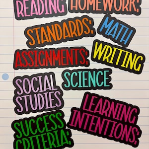 Puede incluir: Una colecci&oacute;n de pegatinas troqueladas de colores con textos educativos que incluyen Reading Homework, Standards, Math, Assignments, Writing, Social Studies, Science, Success Criteria y Learning Intentions, cada una con un borde negro grueso.