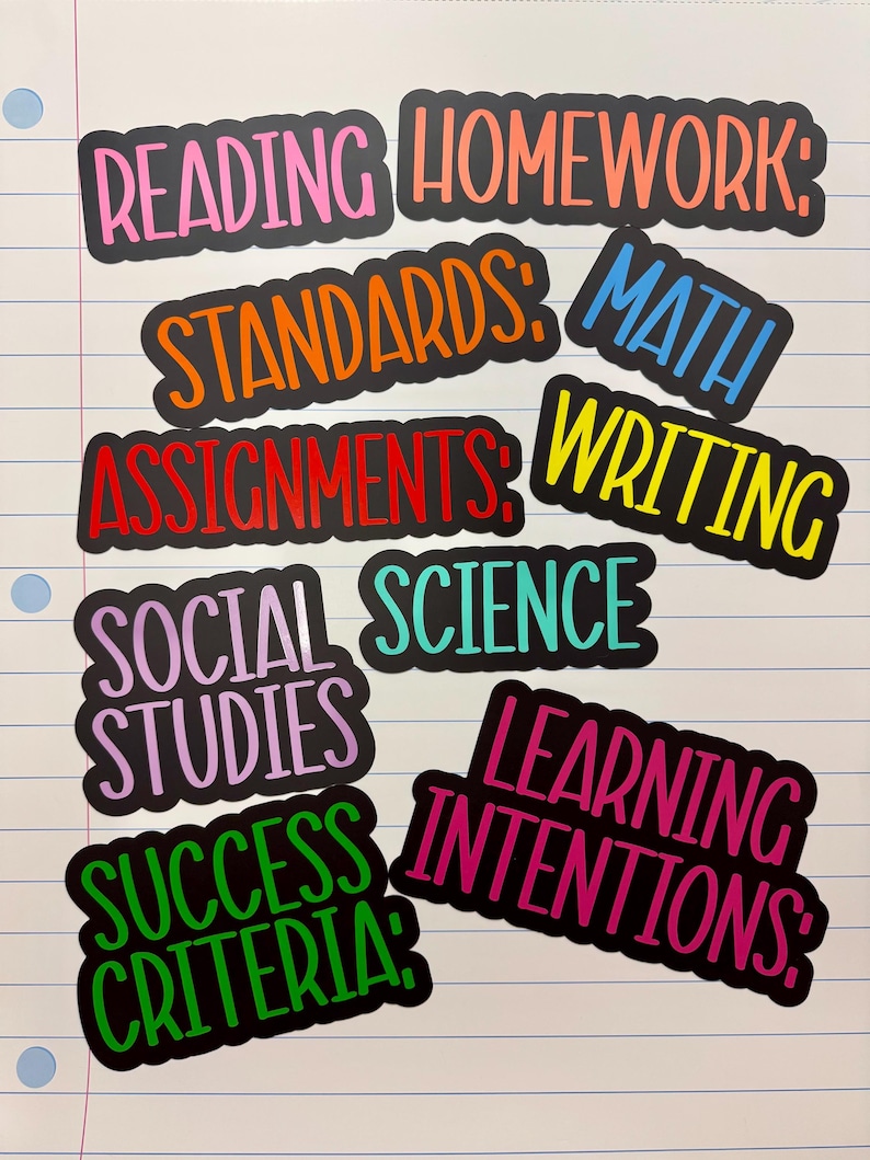 Puede incluir: Una colecci&oacute;n de pegatinas troqueladas de colores con textos educativos que incluyen Reading Homework, Standards, Math, Assignments, Writing, Social Studies, Science, Success Criteria y Learning Intentions, cada una con un borde negro grueso.