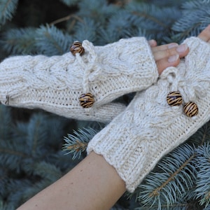 Chunky beige mittens, Winter beige mittens, Mittens with big beads, Thick thread mittens