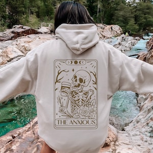 Sudadera con capucha de esqueleto de café y carta del tarot, suéter de ansiedad para amantes del café, regalo de gran tamaño, sudadera de salud mental, carta del tarot