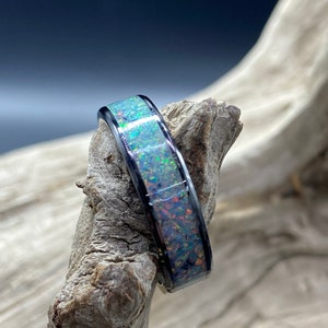 Handgemachter Inlay Ring, Blauer Eisopal, Schwarzes Keramikband, Damenring, Herrenband