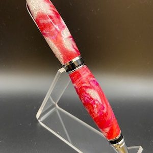 Stylo à torsion de cigare fait à la main, matériel noir et chrome, tourbillon rose foncé et blanc perle, cadeau pour lui, cadeau pour elle, cadeau pour un collègue