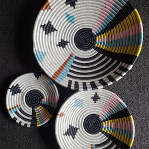 Handwoven Ugandan Grass Basket: Boho Wall Decor, Abstract Pattern