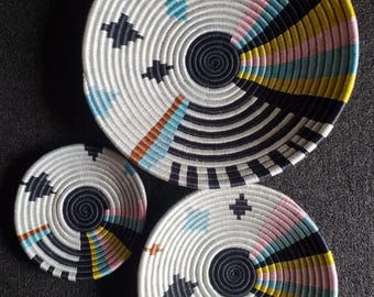 Handwoven Ugandan Grass Basket: Boho Wall Decor, Abstract Pattern