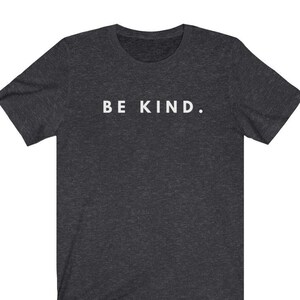 Puede incluir: Una camiseta gris oscuro jaspeada con el texto "BE KIND." impreso en blanco en la parte delantera.