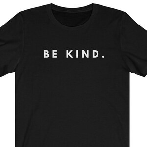 Puede incluir: Una camiseta negra con el texto "BE KIND." impreso en blanco en la parte delantera.