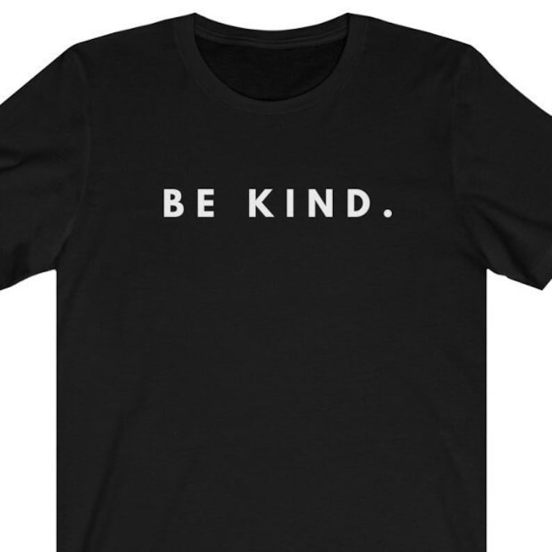 Puede incluir: Una camiseta negra con el texto "BE KIND." impreso en blanco en la parte delantera.