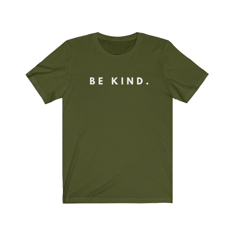 Puede incluir: Una camiseta verde de manga corta con el texto "BE KIND." impreso en blanco en la parte delantera.