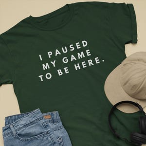 Camiseta divertida de gamer: &quot;Pausé mi juego para estar aquí&quot;. Camiseta unisex de videojuegos. Regalo humorístico para gamers de PC y consola. Regalos para streaming.