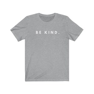 Puede incluir: Una camiseta gris jaspeada con el texto "BE KIND." impreso en blanco en la parte delantera.