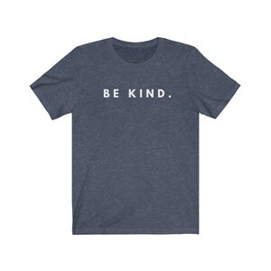 Puede incluir: Una camiseta azul oscuro con el texto "BE KIND." impreso en blanco en la parte delantera.