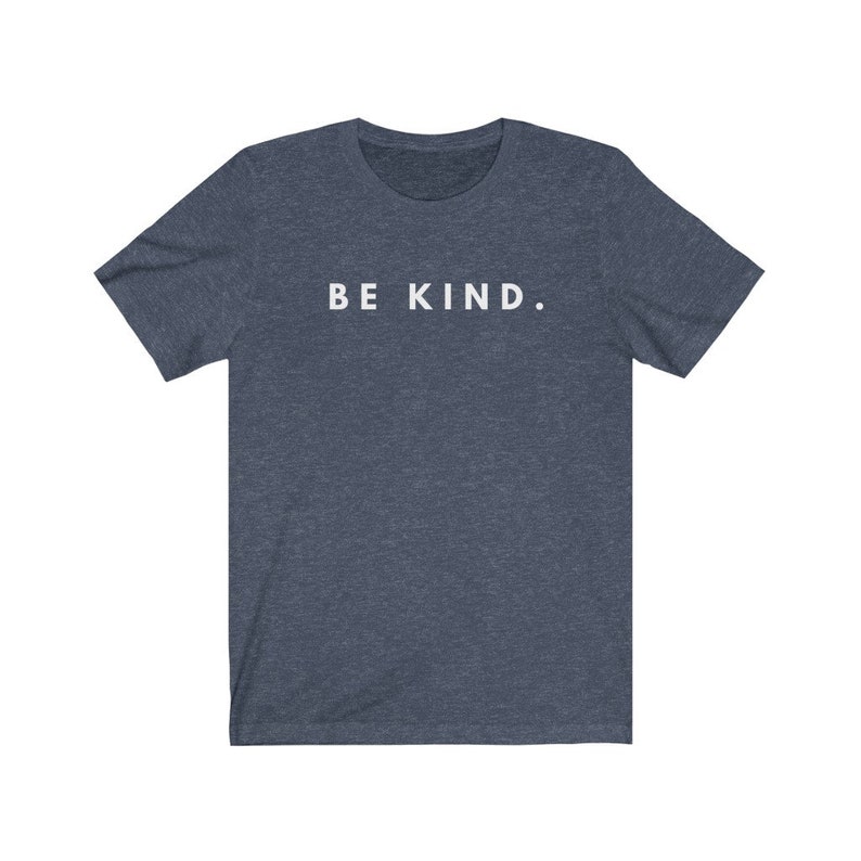 Puede incluir: Una camiseta azul oscuro con el texto "BE KIND." impreso en blanco en la parte delantera.