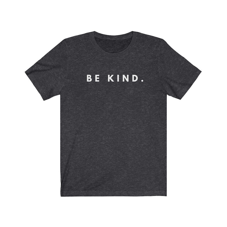 Puede incluir: Una camiseta gris oscuro jaspeada con el texto "BE KIND." impreso en blanco en la parte delantera.