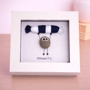 Millwall F.C. Gift for Football Fan – Handmade Pebble Art Frame – Supporter Decor - Unique Keepsake immagine 2