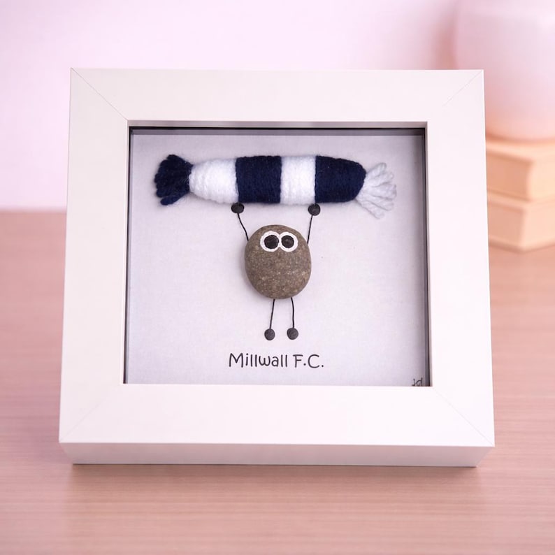 Millwall F.C. Gift for Football Fan – Handmade Pebble Art Frame – Supporter Decor - Unique Keepsake immagine 2