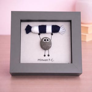Millwall F.C. Gift for Football Fan – Handmade Pebble Art Frame – Supporter Decor - Unique Keepsake immagine 1