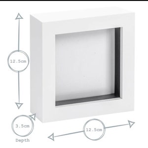 Pu&ograve; includere: Una cornice quadrata bianca con un interno incassato. La cornice &egrave; larga 12,5 cm e profonda 3,5 cm. L'interno &egrave; nero. La cornice &egrave; progettata per esporre piccoli oggetti o opere d'arte.