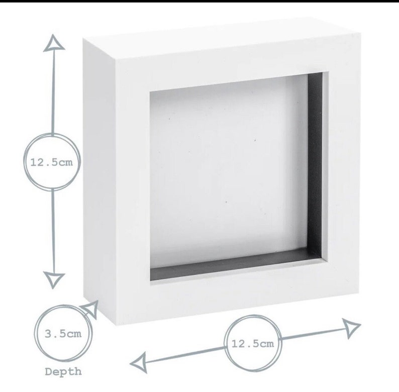 Pu&ograve; includere: Una cornice quadrata bianca con un interno incassato. La cornice &egrave; larga 12,5 cm e profonda 3,5 cm. L'interno &egrave; nero. La cornice &egrave; progettata per esporre piccoli oggetti o opere d'arte.