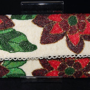 Bolso de noche / Clutch hecho con cuentas blancas y flores en rojo con hojas verdes