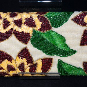 Bolso de noche / Clutch Hecho con cuentas blancas y flores de cuentas de color burdeos y amarillos y hojas de cuentas verdes