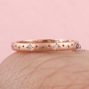 Alliance céleste pavée d'étoiles minimales Moissanite en or 14 carats, alliance éternité dorée avec étoile étoilée au fini mat Alliance plate minimaliste et confortable