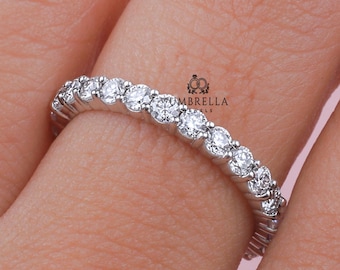 Elegant Moissanit Full Eternity-ring, Smal vigselring med delad stift, Stapelbar brudring i 14 karat vitguld, Minimalistisk jubileumsring