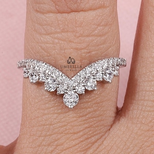 Alianza de boda de media eternidad curva con tiara, apilable con diamantes cultivados en laboratorio y diseño de chevron, anillo de promesa en forma de V, alianza de oro blanco de 14 k para ella.