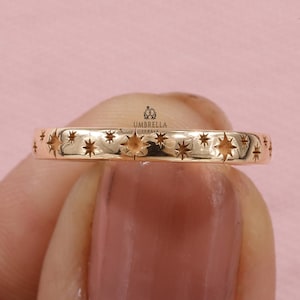 Alliance avec gravure étoile, alliance en étoile, alliance céleste, bague minimaliste, alliance assortie avec motif étoile flocons de neige, cadeau d'anniversaire.