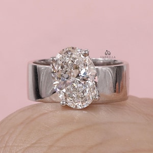 Alianza de boda ancha con solitario de moissanita de corte ovalado y halo oculto, anillo de cigarro grueso, anillo de solitario apilable con engaste de canasta, banda de oro blanco de 14 quilates