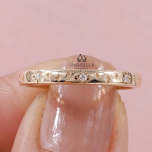 Stabrust Moissanite Wedding Band Ring, Vintage Star Band, 14K Gold Star Burst Engraved Ring, Celestial Wedding Band, Minimalist Ring band
