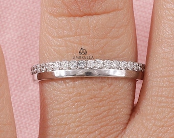 Alianza de boda con pavé de un lado, alianza de eternidad con diamantes cultivados en laboratorio, anillo apilable minimalista, anillo con engaste pavé de oro de 14 quilates, banda plana fina y cómoda para ella.