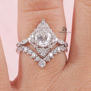 Juego de anillo de compromiso de moissanita con corte de pera, juego de anillo de moissanita de oro blanco vintage, juego de anillo de boda de moissanita en racimo Chevron único para ella.