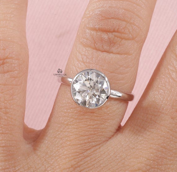 Anello di fidanzamento con diamante solitario taglio brillante