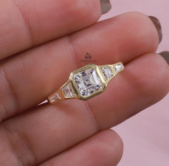 Anillo de compromiso de moissanita baguette cónica de corte