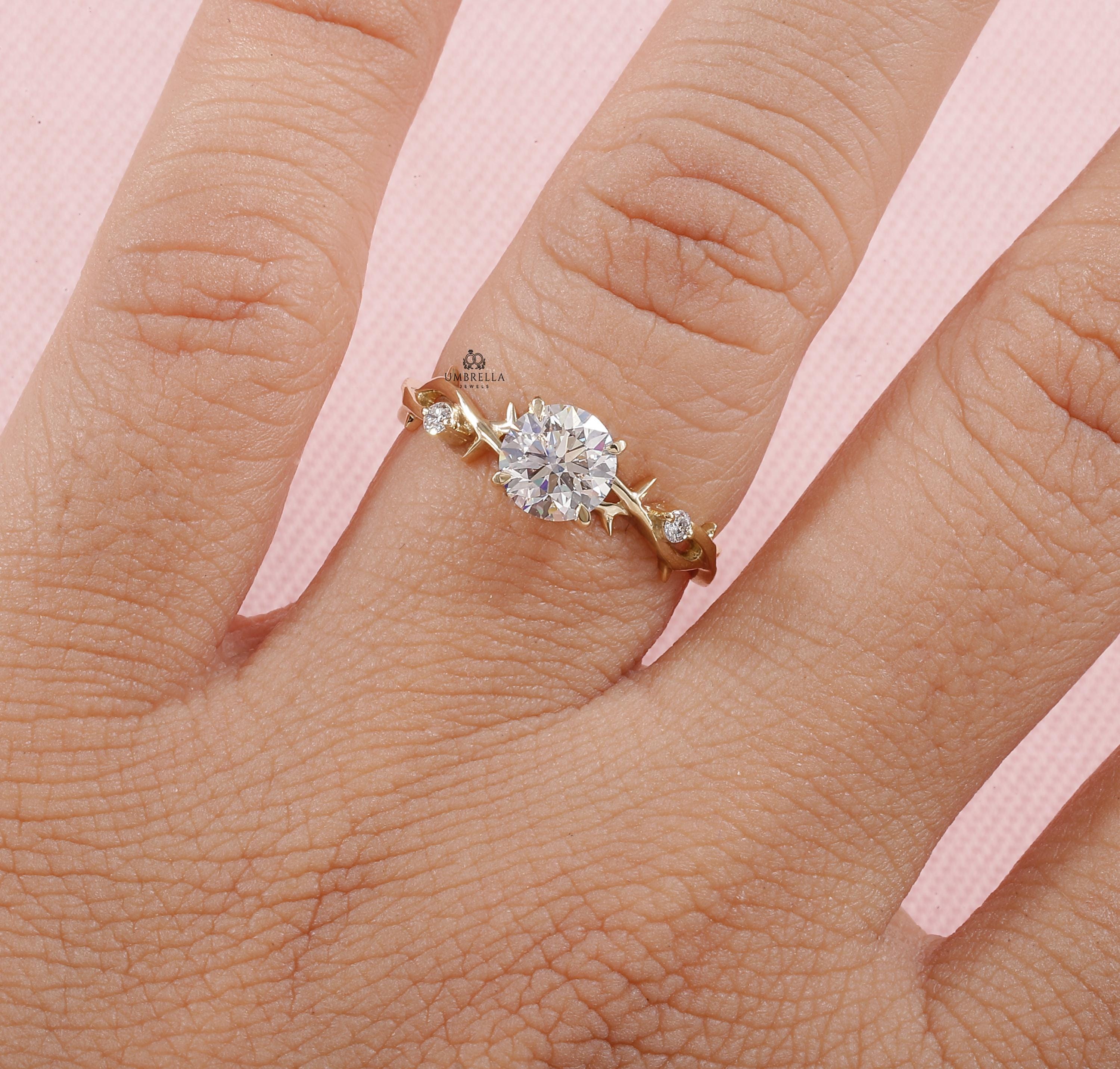 ラウンドカットモアッサナイト婚約指輪、自然をモチーフにした小枝の