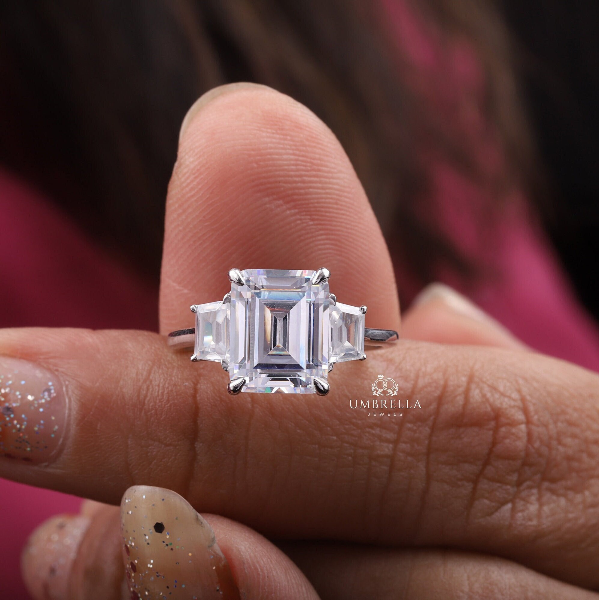Moissanite Verlobungsring mit drei Steinen im Smaragdschliff, seitlicher Trapezschliff, 14K Weißgoldring, Vintage Ring, Handgemachter Ring