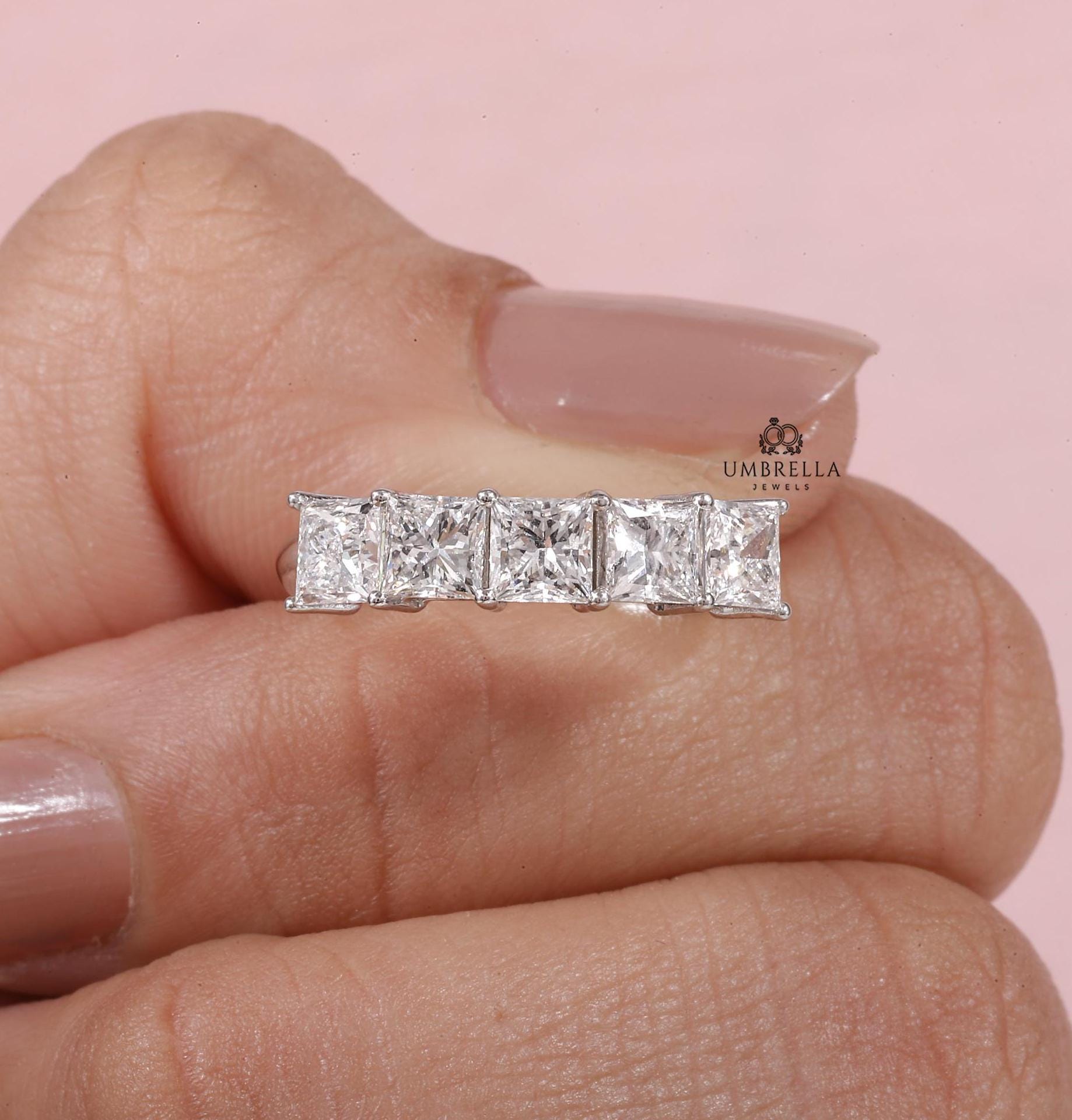 Anillo de compromiso con cinco diamantes de talla princesa