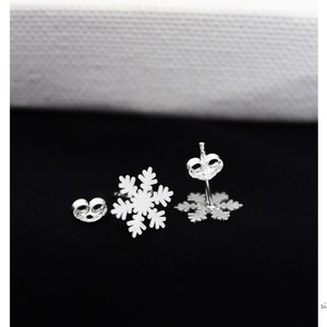 Snowflake Earrings , Minimalist Silver Earrings , Dainty Earrings , Stud Earrings