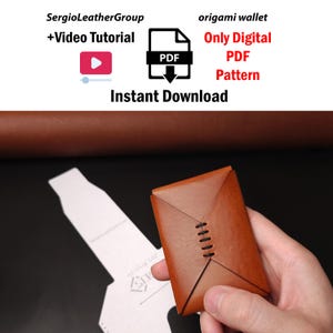 Könnte beinhalten: Ein beigefarbenes Origami-Lederportemonnaie mit schwarzer Naht, gehalten neben einer weißen Papiervorlage. Der Text umfasst SergioLeatherGroup, Video Tutorial, PDF, Only Digital PDF Pattern und Instant Download.